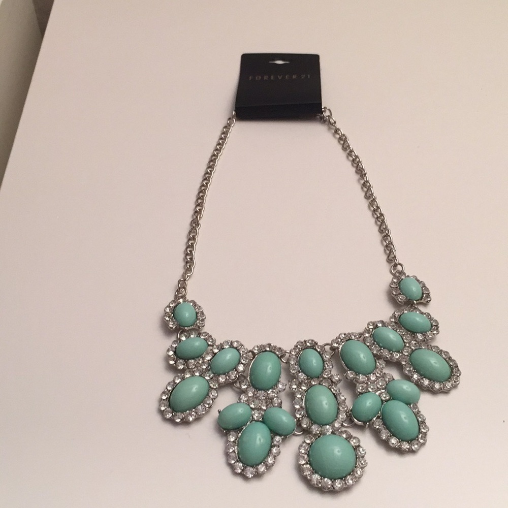 NWT Beautiful statement necklace.